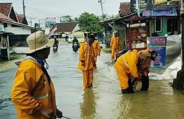 Banjir yang terjadi di Jalan Provinsi sedang ditangani Tim URC Dinas BMPR Jabar.
