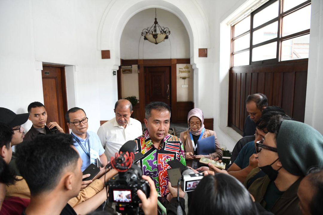 Pj Gubernur Jawa Barat Bey Machmudin melakukan Rapat Pimpinan bersama Kepala Perangkat Daerah Pemda Provinsi Jabar di Gedung Sate, Kota Bandung, Selasa (16/1/2024).