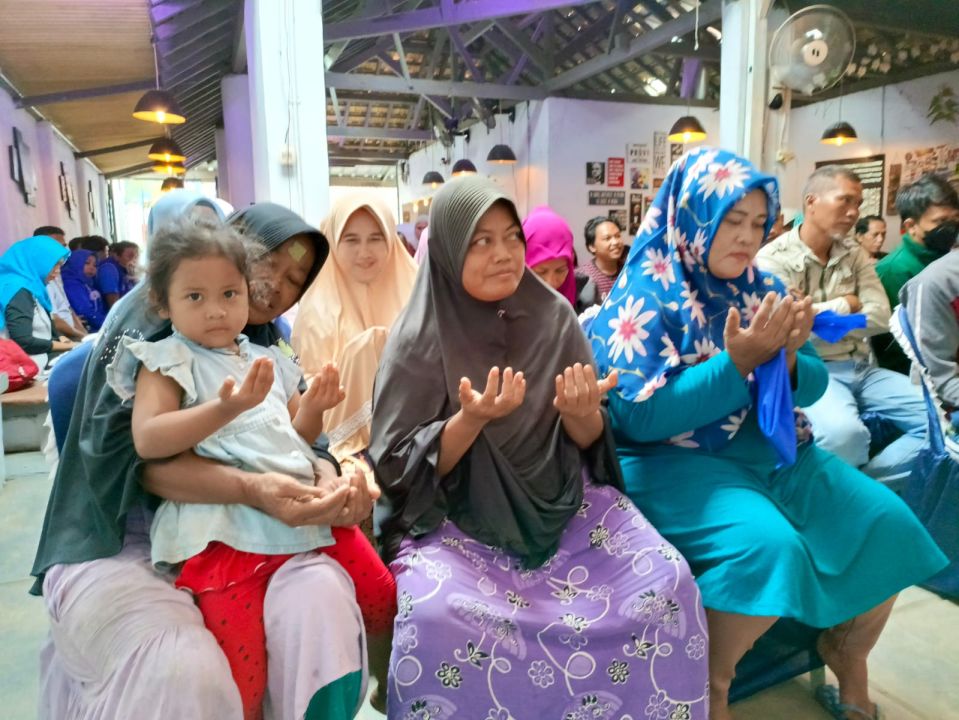 Emak-emak Dusun Margaluyu Barat Subang saat mengikuti reses II RadenTedi, 19/1/2024