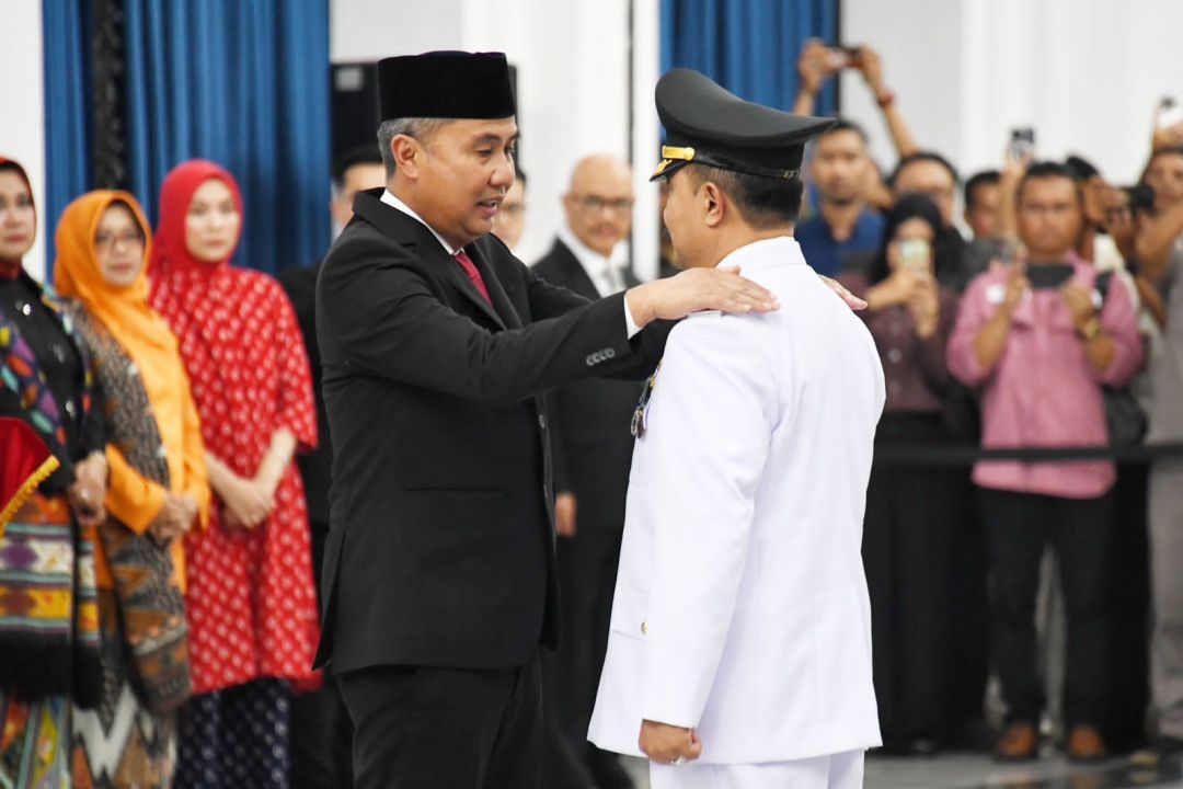 Pj Gubernur Jawa Barat Bey Machmudin melantik Penjabat Bupati Garut Barnas Adjidin di Gedung Sate, Kota Bandung, Selasa (23/01/2024).