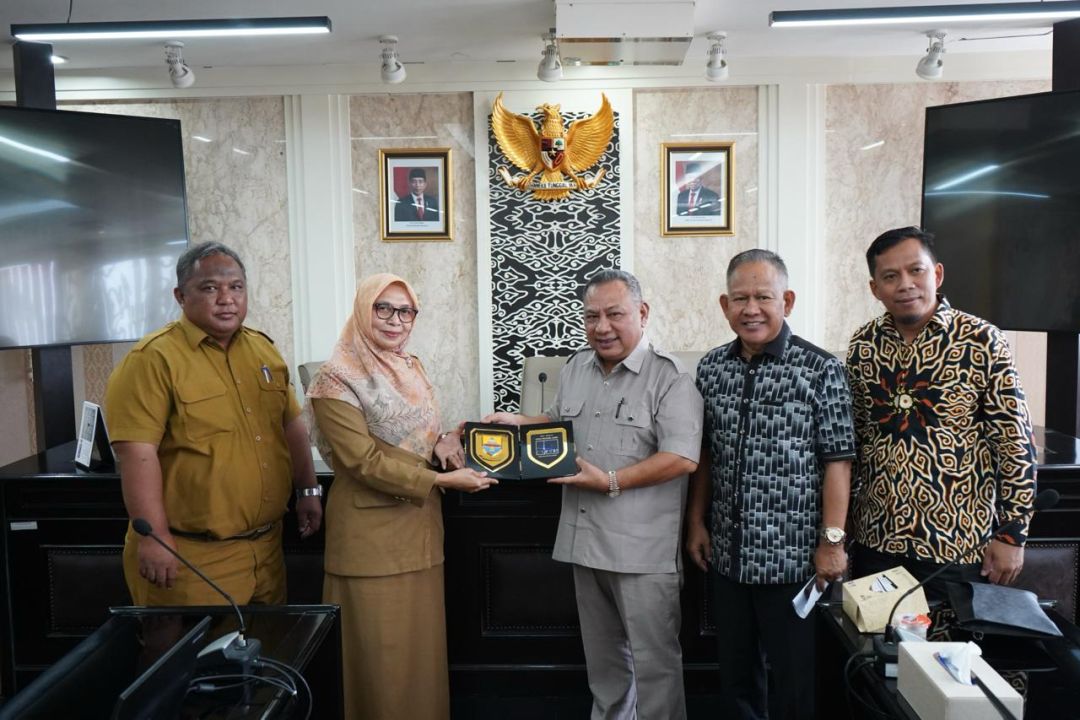 Pelaksana Harian (Plh) Sekretaris DPRD Jawa Barat yang juga menjabat sebagai Kepala Bagian (Kabag) Persidangan dan Perundang-Undangan Iis Rostiasih saat menerima tamu dari DPRD Provinsi Jambi. Senin, (26/2/24).