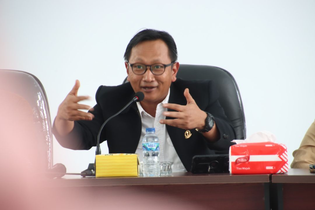 Ketua Komisi I DPRD Provinsi Jawa Barat, Bedi Budiman saat melakukan kunjungan kerja ke KPU Kabupaten Kuningan, Kamis (1/2/2024).