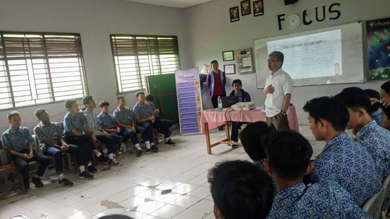 Ketua Tim PKM Unisba M. Ilmi Hatta,  pada kegiatan psikoedukasi untuk siswa-siswi SMPN 4 Padalarang, Rabu, 21 Februari 2024.