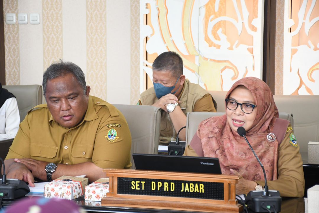 Pelaksana Harian (Plh) Sekretariat DPRD Provinsi Jawa Barat Iis Rostiasih saat menerima kunjungan kerja Badan Musyawarah (Banmus) DPRD Kabupaten Indramayu. Senin, (19/2/24).