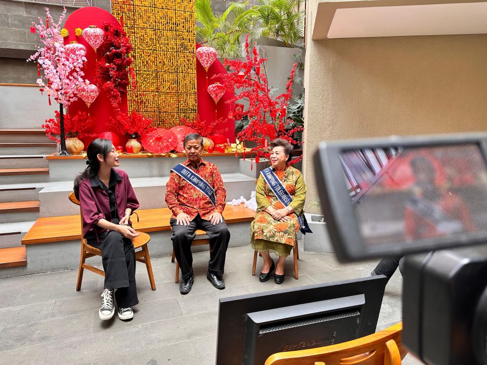 Perwakilan Warga Tionghoa Peduli, Veronika Yeane dan Duta Kampung Toleransi Kota Bandung, Tan Tjong Boe.