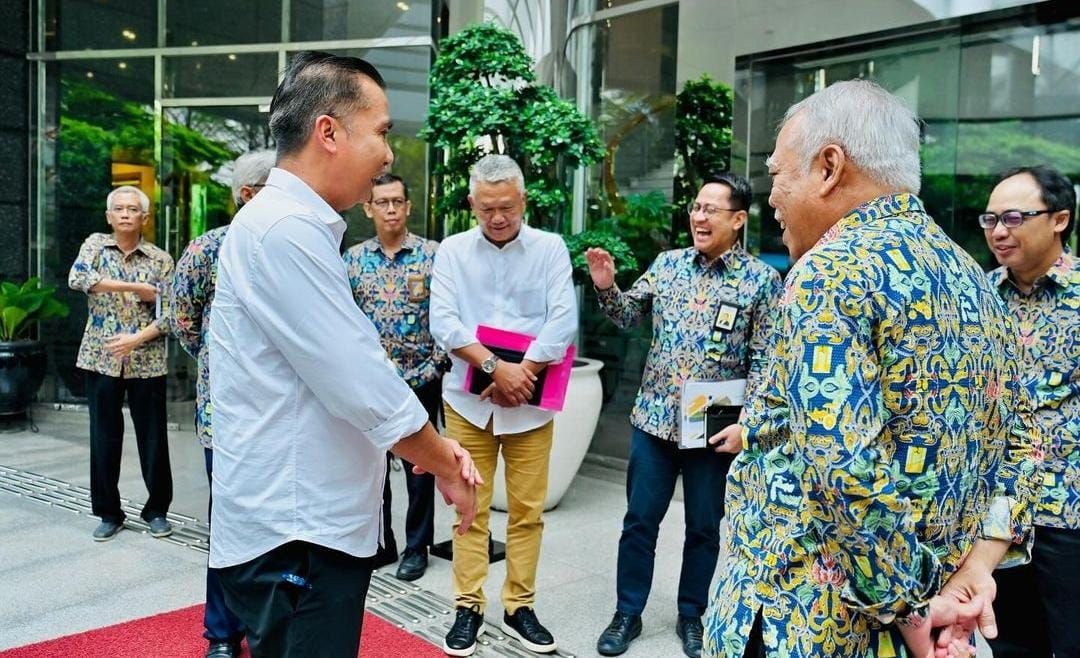 Pj Gubernur Jabar Bey T Machmudin didampingi Kepala Dinas BMPR Jabar Bambang Tirtoyuliono sesuai pertemuan dengan Menteri PUPR  Basuki Hadimuljono di kantor Kementerian PUPR, Jakarta, Rabu (28/2/2024).  