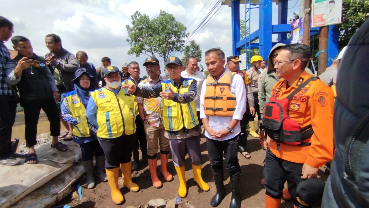 Kepala DSDA Jabar Dikky Achmad Siddik (ketiga dari kanan) saat mendampingi Pj Gubernur Jabar Bey T Machmudin meninjau lokasi banjir di Ujung Jaya Sumedang, 13/02.