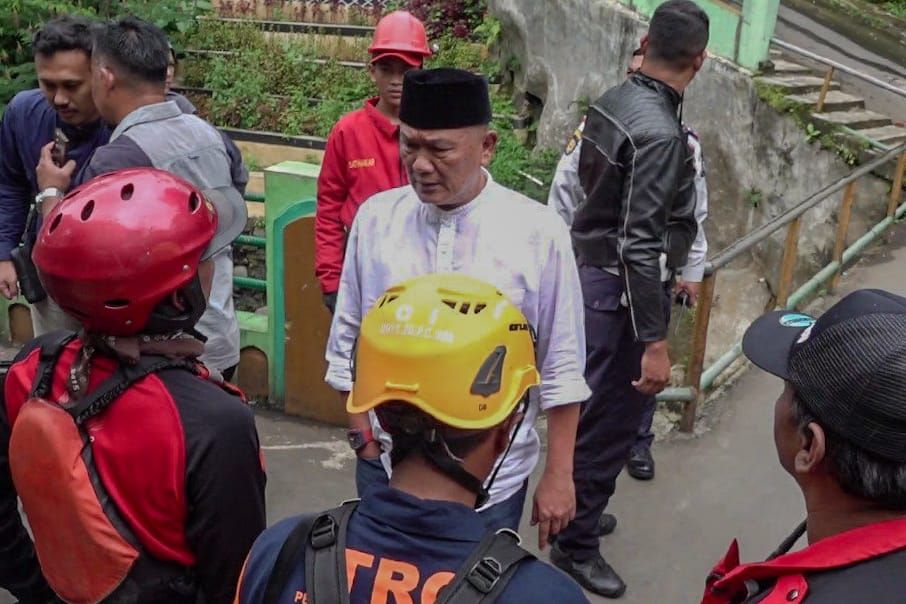 Pj Walikota Bandung Bambang Tirtoyuliono saat meninjau pelaksanaan pencarian hanyutnya santri ponpes.