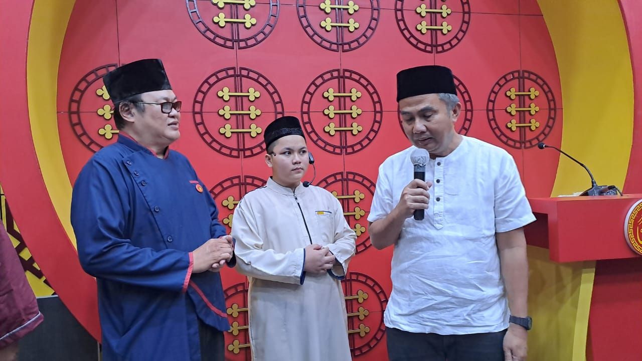 Penjabat Gubernur Jabar Bey Machmudin saat Tarawih Keliling di Masjid Lautze 2 Jalan Tamblong, Kota Bandung, Selasa (12/3/2024)