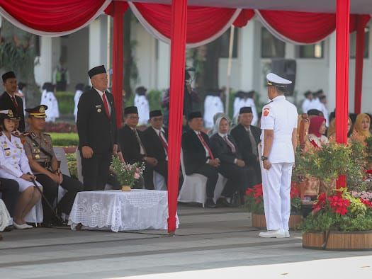 Pj Walikota Bandung Bambang Tirtoyuliono saat upacara peringatan Bandung Lautan Api di Balai Kota Bandung, Minggu, 24 Maret 2024.
