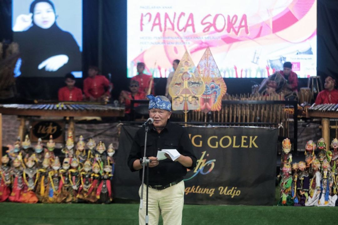 Pj Walikota Bandung Bambang Tirtoyuliono saat memberikan sambutan pada pertunjukan Anak Panca Sora, 3/3.