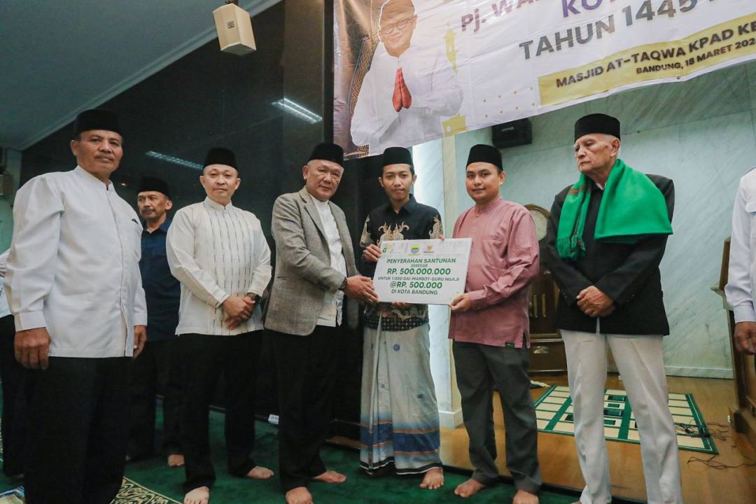 Pj Walikota Bandung Bambang Tirtoyuliono saat memberikan santunan pada Safari Ramadhan, 18/3.