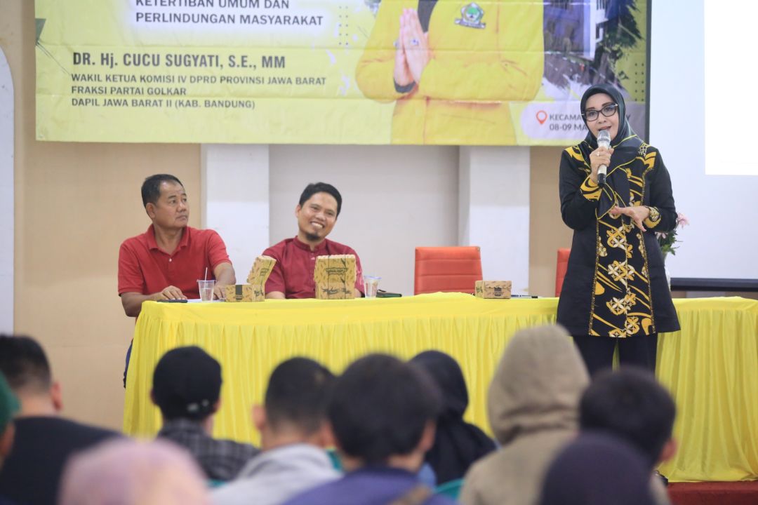 Anggota DPRD Provinsi Jawa Barat Dr. Hj. Cucu Sugyati saat Penyebarluasan Peraturan Daerah (Perda)  warga Cikoneng Kecamatan Ciparay, Kabupaten Bandung, Jum'at (8/3/24).