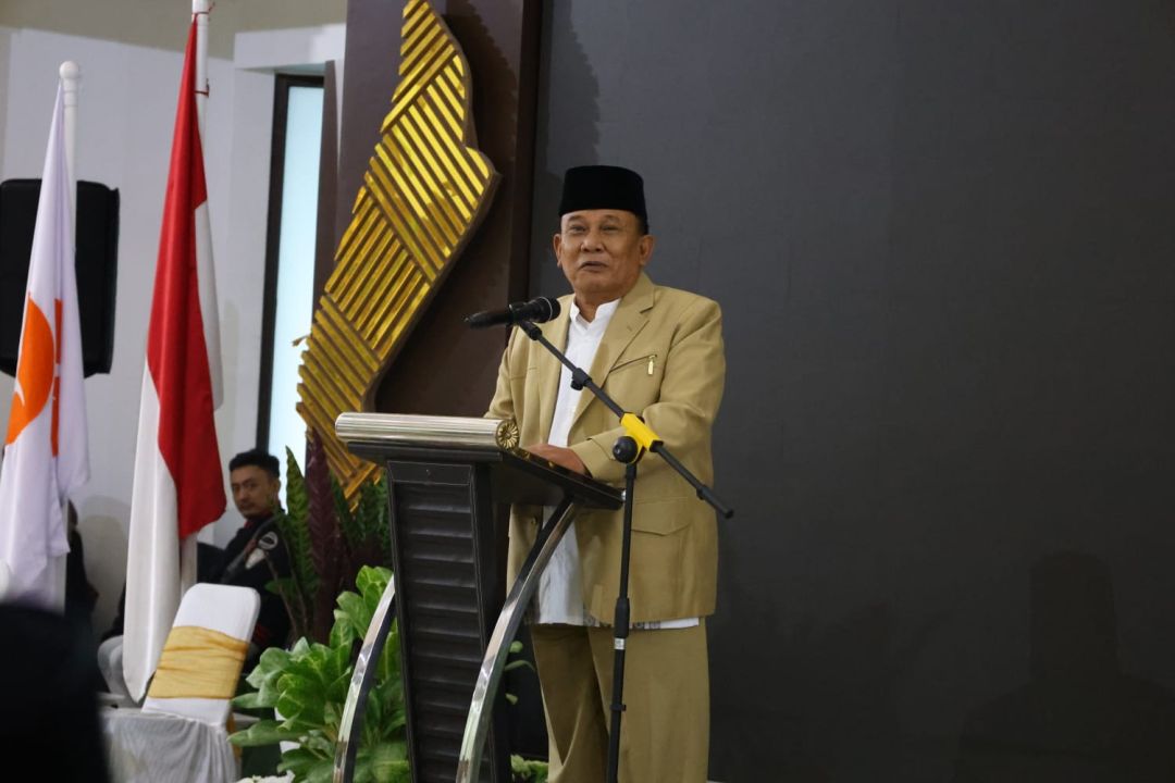 Ketua DPRD Provinsi Jawa Barat Brigadir Jenderal TNI (Purn) H. Taufik Hidayat saat sambutan dalam kegiatan acara silaturahmi dan buka bersama di lobby ruang rapat paripurna DPRD Jawa Barat, Bandung, Senin (25/3/2024).