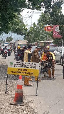 Ket foto; Penutupan jalan berlubang di kawasan Bojongsoang Kab. Bandung 