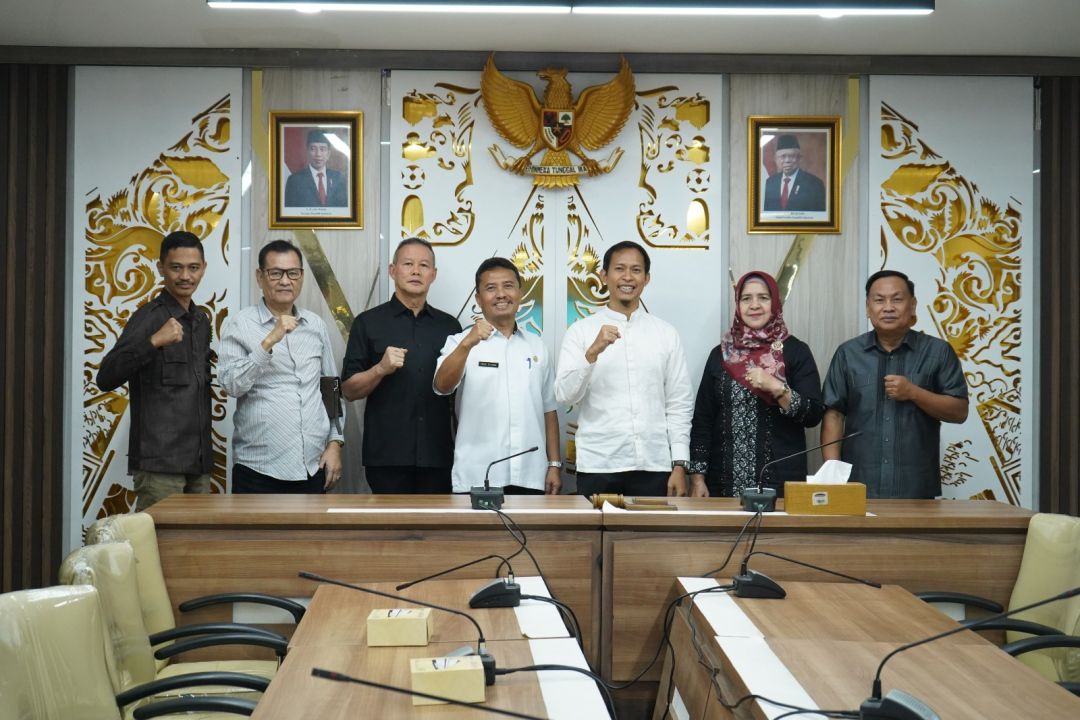 Kepala Bagian (Kabag) Fasilitasi, Penganggaran dan Pengawasan Iman Tohidin saat menerima kunjungan kerja Komisi I DPRD Provinsi Sumatera Selatan, Kota Bandung, Kamis (18/4/2024)
