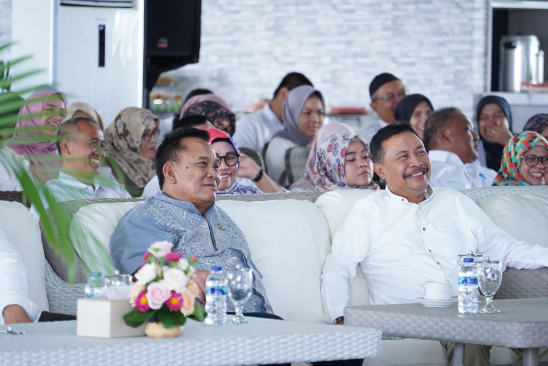 Ketua DPRD Jawa Barat Brigadir Jenderal TNI (Purn) Taufik Hidayatbw rsma Sekretaris DPRD Jabar Barnas Adjidin saat kegiatan Halalbihalal Sekretariat DPRD Jabar  yang bertempat di Rooftof DPRD Jabar, Rabu, (17/04/2024).