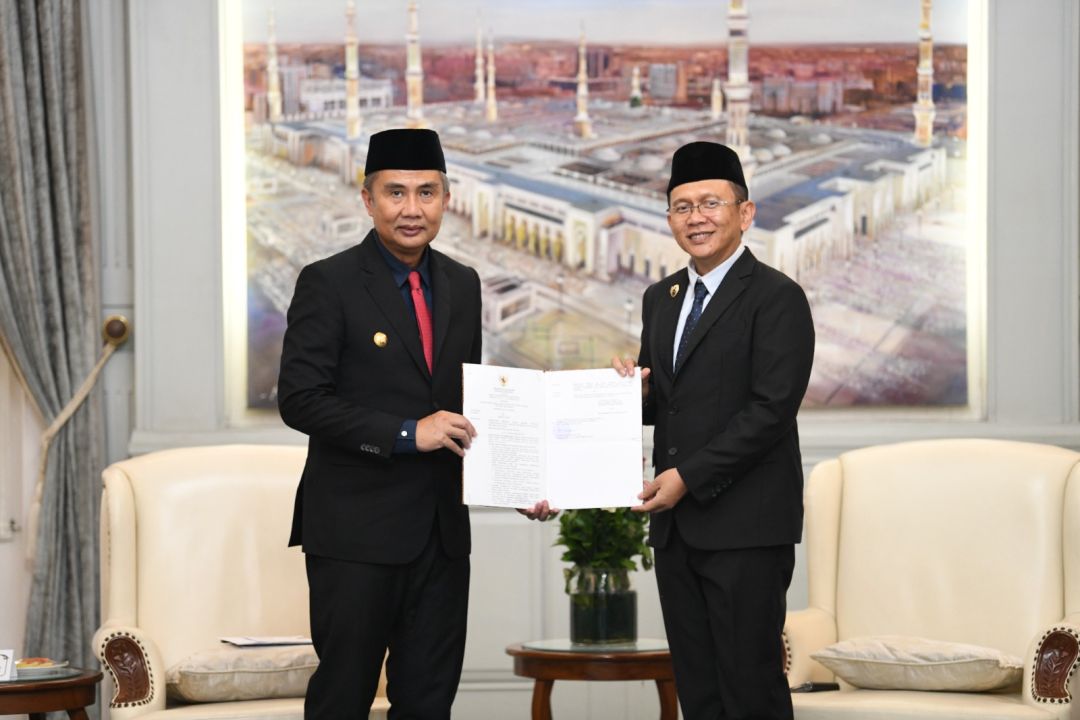 Penyerahan  keputusan perpanjangan masa jabatan Pj Bupati Bekasi kepada Dani Ramdan oleh Penjabat (Pj) Gubernur Jawa Barat Bey Machmudin dilaksanakan di Gedung Pakuan, Kota Bandung, Kamis (23/5/2024). 