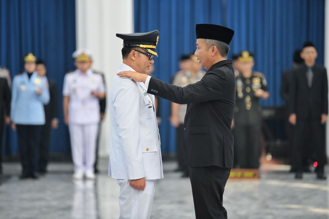 Pj Gubernur Jabar Bey T Machmudin saat melantik Pj Bupati Cirebon Wahyu Mijaya di Gedung Sate Jumat (17/5/2024). 