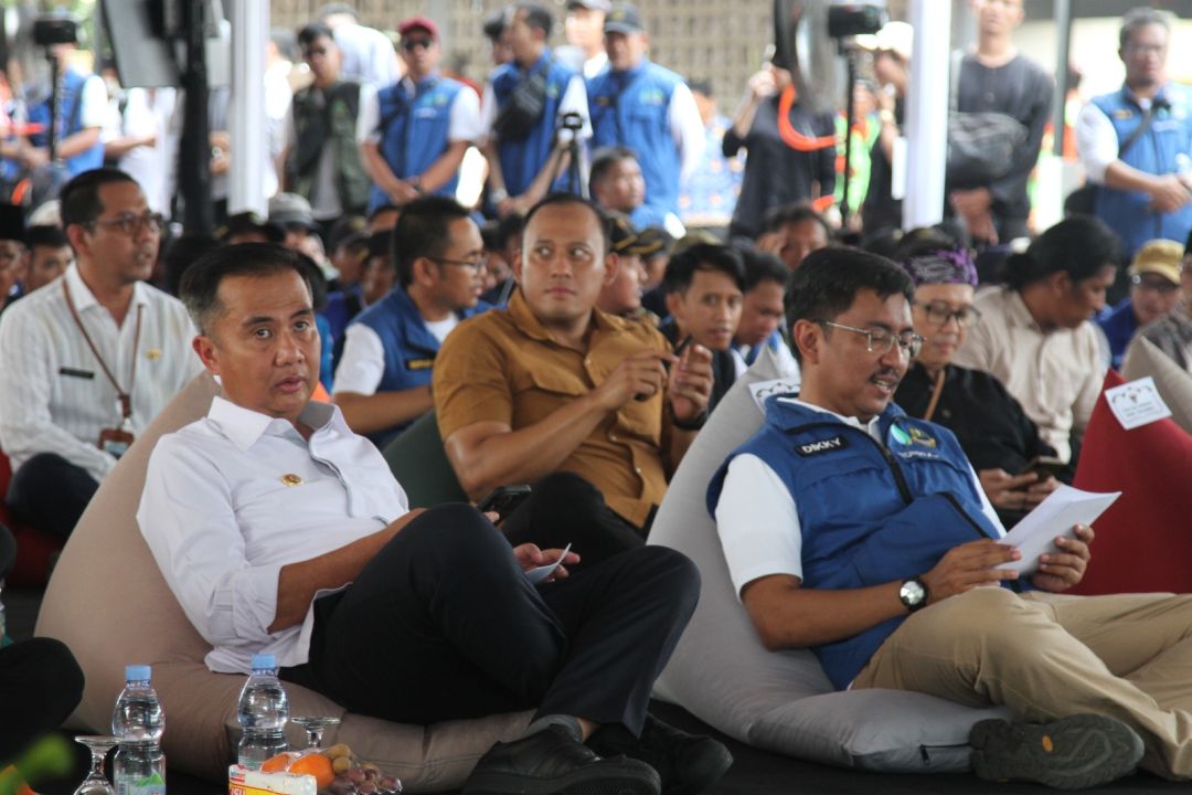 Penjabat Gubernur Jabar Bey Machmudin didampingi Kepala Dinas SDA Jabar Dicky Ahmad Sidik saat menghadiri acara bertajuk Sarasehan bersama Penjaga Pintu Air (PPA) dan Petugas Operasional Bendungan (POB) dalam rangka Peringatan ke - 32 Hari Air Sedunia, di Situ Kemang, Kabupaten Bogor, Kamis (2/5/2024). 