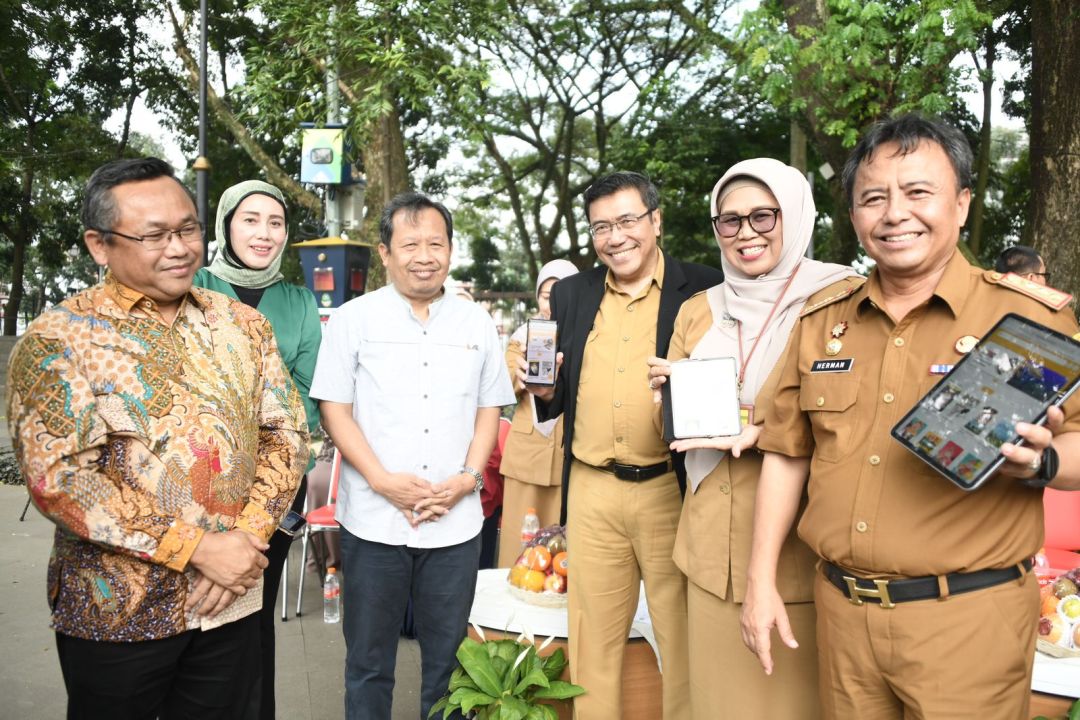 Sekretaris Daerah Provinsi Jawa Barat Herman Suryatman meluncurkan platform ASIIK, Anjungan Literasi Elektronik di Lapangan Gasibu, Kota Bandung, Senin (10/6/2024).