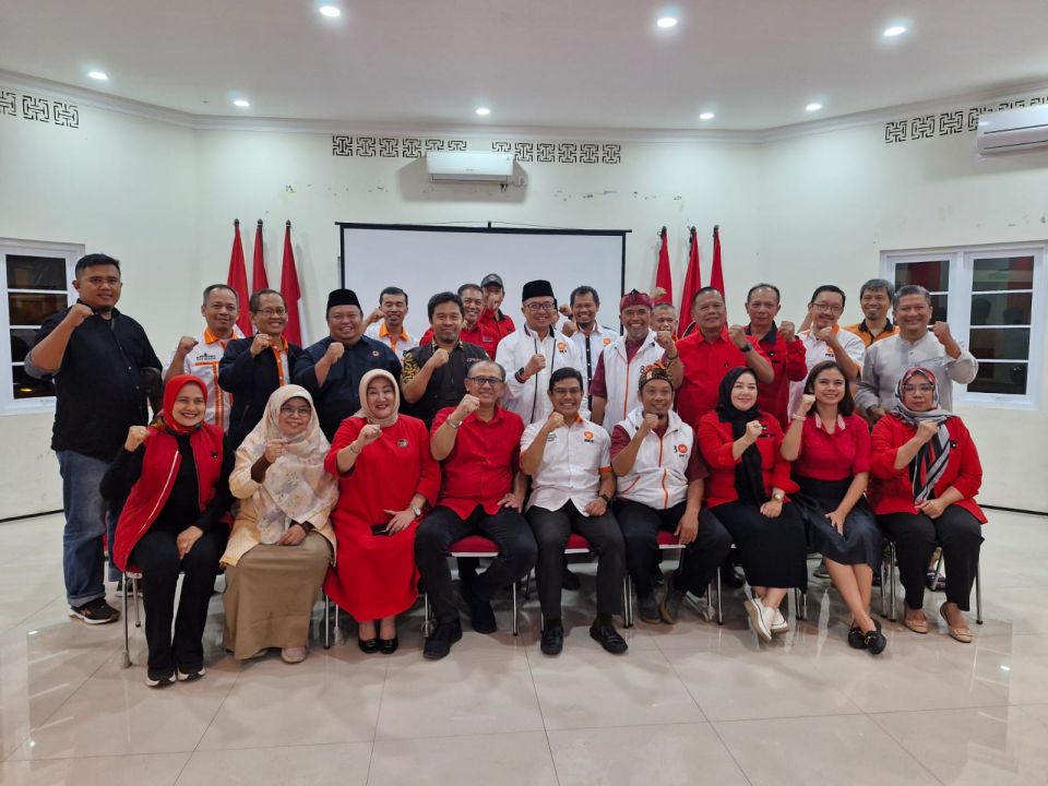 Jajaran DPC PDIP da. PKS Kota Bandung saat berfoto bersama usai pertemuan, 5 Juni 2024,.