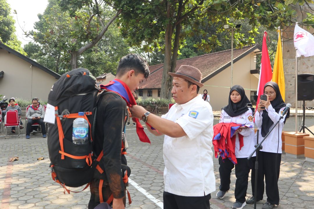 Wakil Ketua PMI Kota Bandung Ijang Faisal saat melantik dan mengukuhkan sebanyak 13 Anggota Korps Suka Relawan Palang Merah Indonesia Unit Universitas Padjadjaran (KSR PMI Unit UNPAD) Angkatan XXVI Tahun 2024, di Kampus UNPAD Jatinangor, 9/6/2024. 