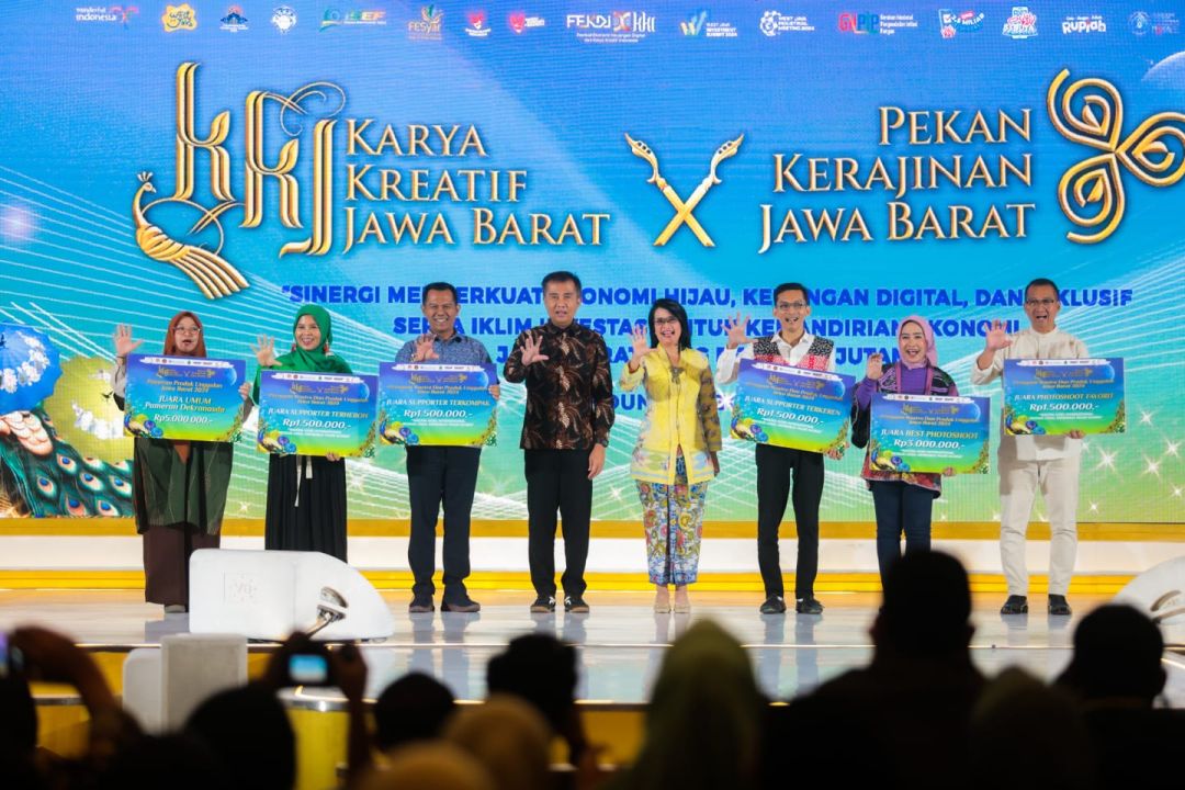 Pj Ketua Dekranasda Kota Bandung Linda Nurani Hapsah (kedua dari kanan)berfoto bersama Pj Gubernur Jabar Bey T Machmudin seusai menerima penghargaan pada lomba Karya Kreatif Jawa Barat dan Pekan Kreatif Jawa Barat (KKJ-PKJB) 2024. 