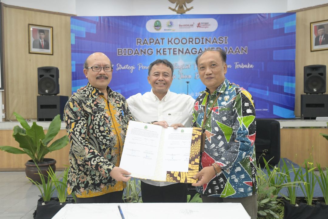 Sekda Jabar Herman Suryatman didampingi Kadisnakertrans Jabar Teppy Wawan Dharmawan  saat Rapat Koordinasi (Rakor) Disnakertrans Provinsi serta Kabupaten dan Kota se-Jawa Barat di Aula Bima Disnakertrans Jabar, Kota Bandung, Kamis (25/7/2024). 