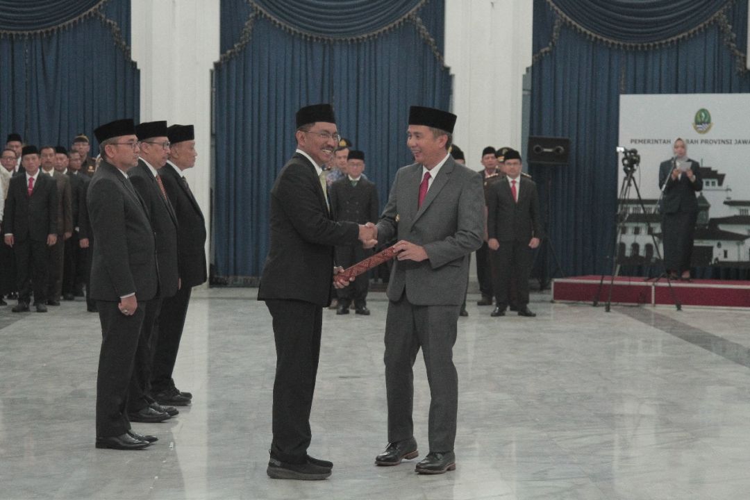 Kepala Dinas SDA Jabar Dikky Achmad Sidik saat dilantik menjadi Pjs Bupati Bandung  di Aula Barat Gedung Sate, Kota Bandung, Selasa (24/9/2024).