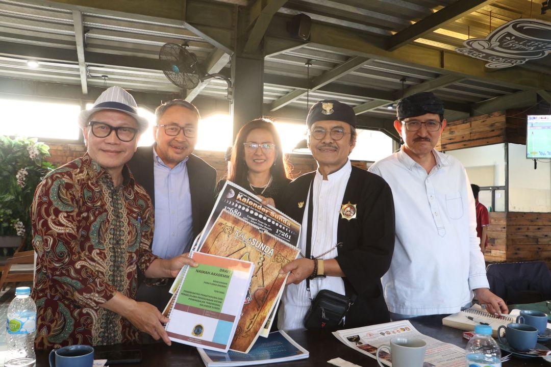 Ketua DPRD Provinsi Jawa Barat, Buky Wibawa saat menerima Tokoh Budayawan Jawa Barat Serta Majelis Musyawarah Sunda di Ganesha Coffee, Kota Bandung, Jumat (18/10/2024). 