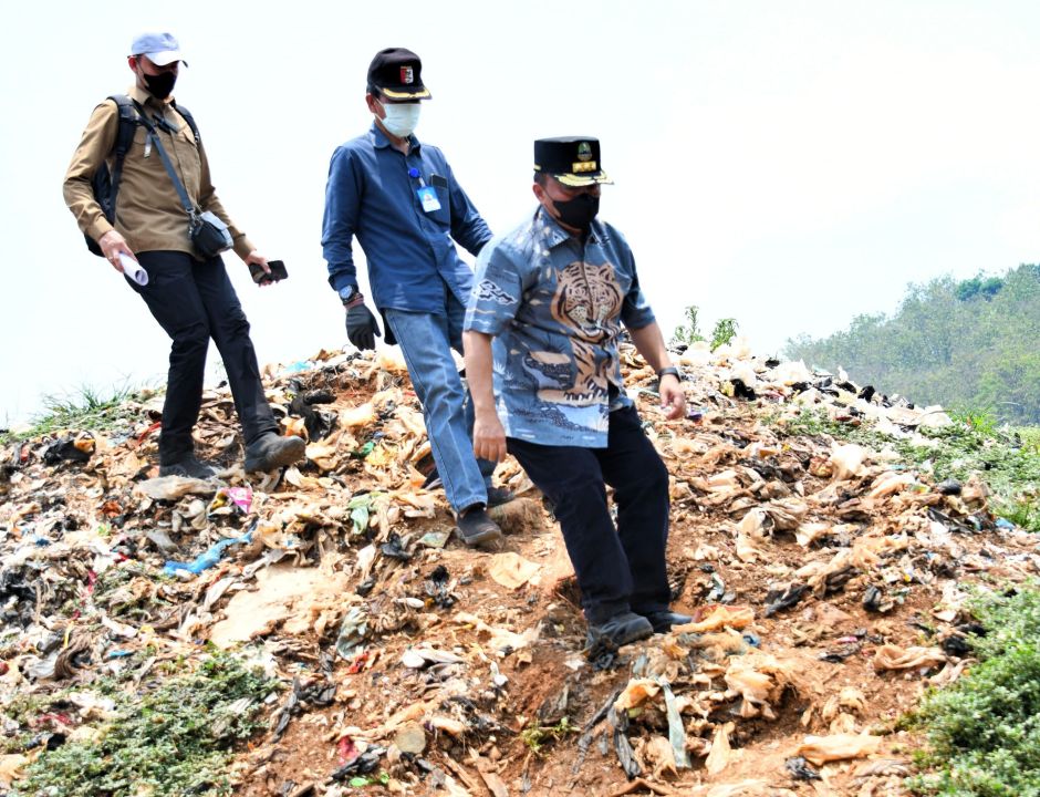 Sekda Jabar Herman Suryatman saat meninjau TPA Sarimukti, di Kecamatan Cipatat, Kabupaten Bandung Barat, Jawa Barat, Jumat (4/10/2024).