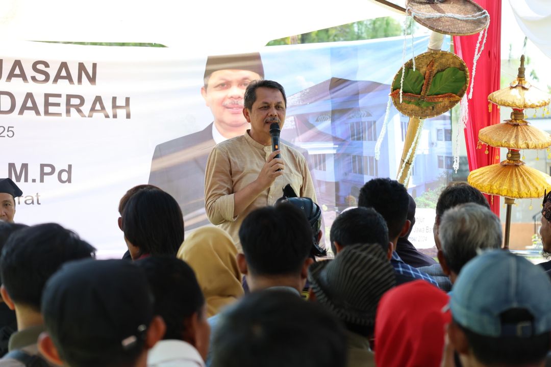 Anggota DPRD Provinsi Jawa Barat daerah pemilihan (Dapil) IV Kabupaten Cianjur, Tom Maskun saat Penyebarluasan Peraturan Daerah Provinsi Jawa Barat di Desa Nagrak, Kecamatan Cianjur, Kabupaten Cianjur , Jumat, (21/11/2024). 