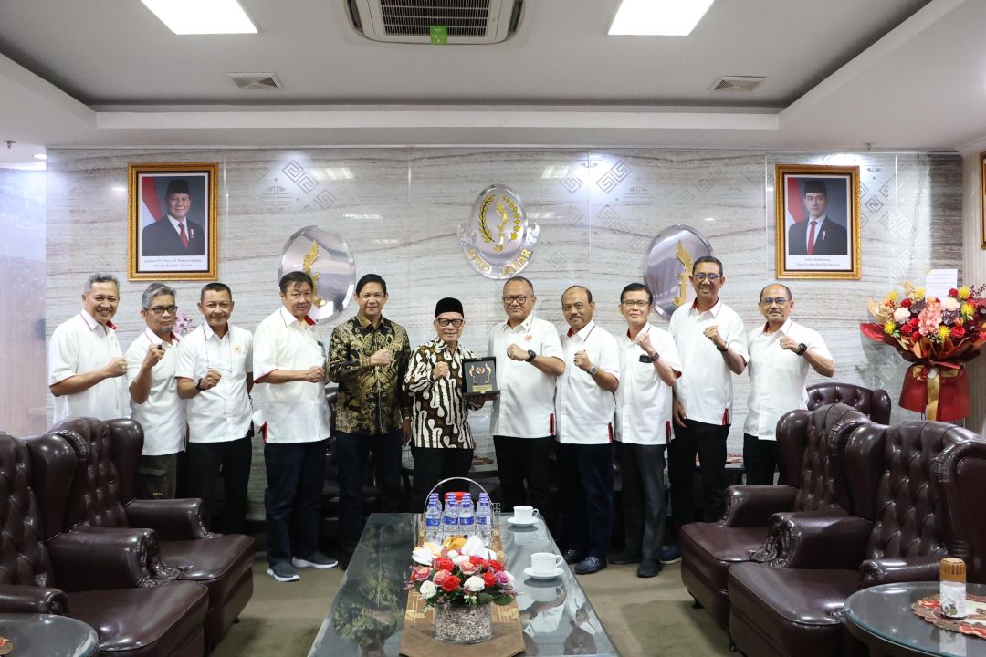 Wakil Ketua DPRD Provinsi Jawa Barat MQ Iswara bersama jajaran pengurus KONI Jabar, Senin (25/11/20)