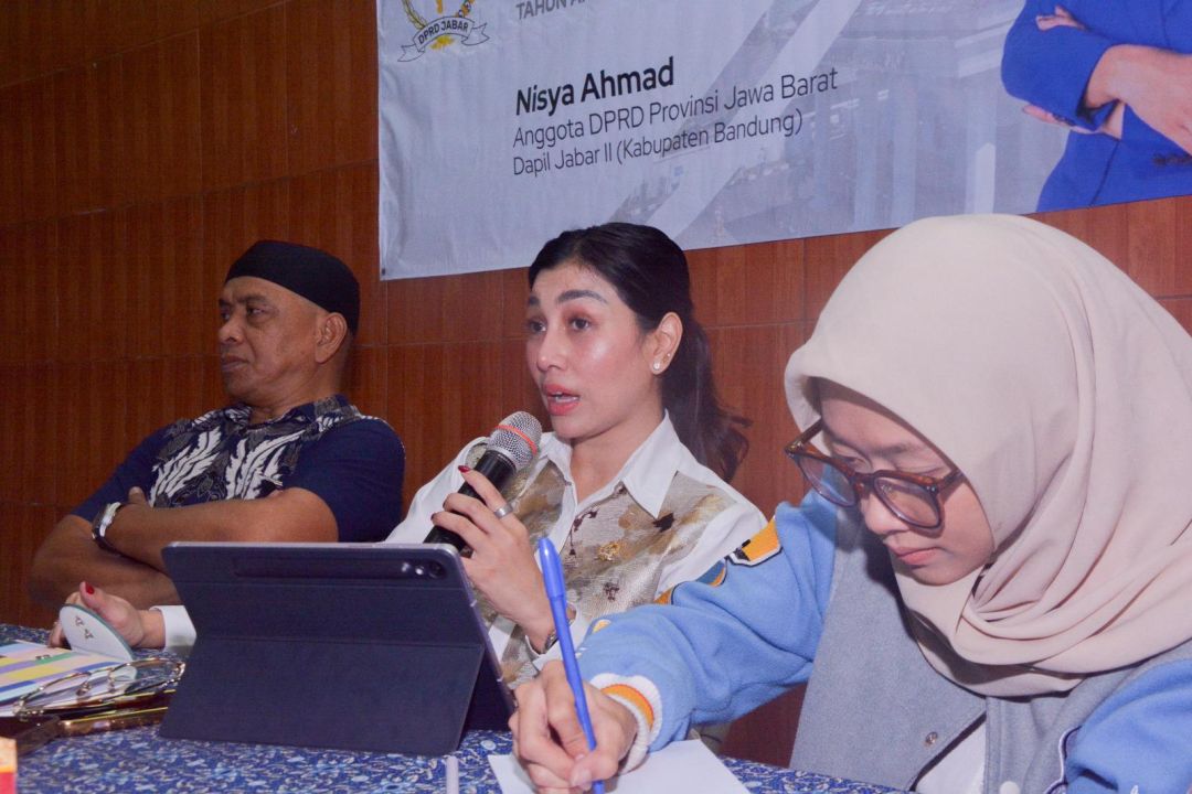 Anggota DPRD Provinsi Jawa Barat Daerah Pemilihan (Dapil) II Kabupaten Bandung, Nisya Ahmad saat menggelar Penyebarluasan Peraturan Daerah (Perda) Nomor 2 Tahun 2023 tentang Perlindungan dan Pemberdayaan Perempuan di GOR Desa Cicalengka Wetan, Kecamatan Cicalengka, Kabupaten Bandung,Kamis (21/11/2024).