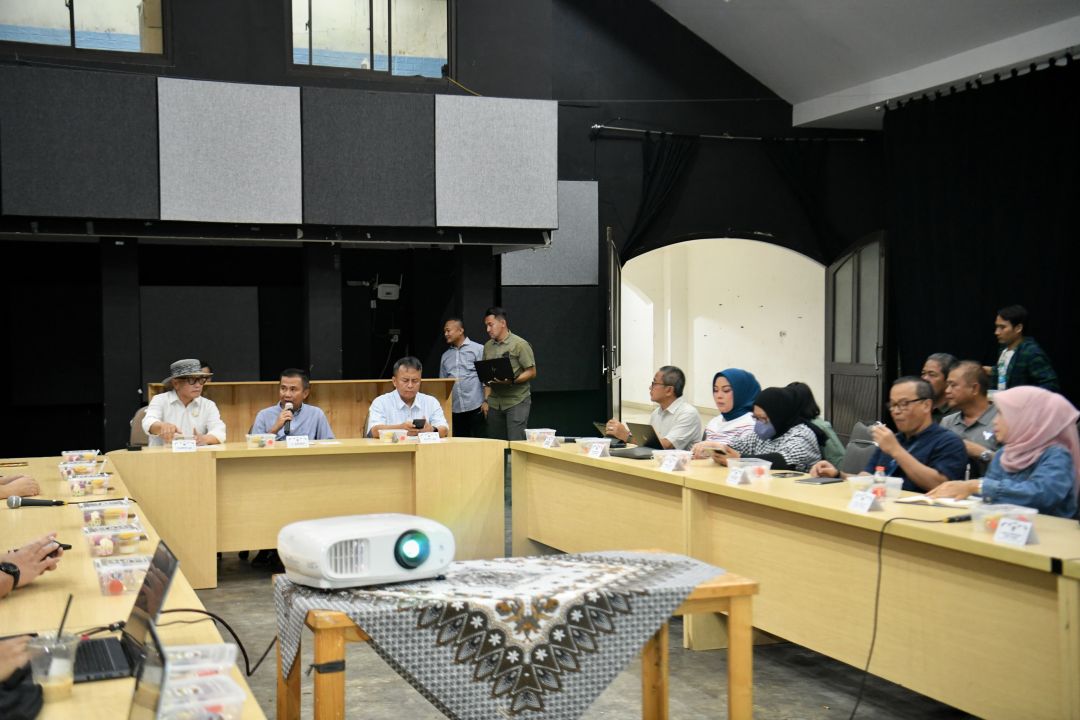 Penjabat Gubernur Jabar Bey Machmudin didampingi Sekretaris Daerah Herman Suryatman beserta pemangku kepentingan memimpin rapat penanganan di Gedung Pusat Kebudayaan di Jalan Naripan, Kota Bandung, Minggu (3/11/2024)