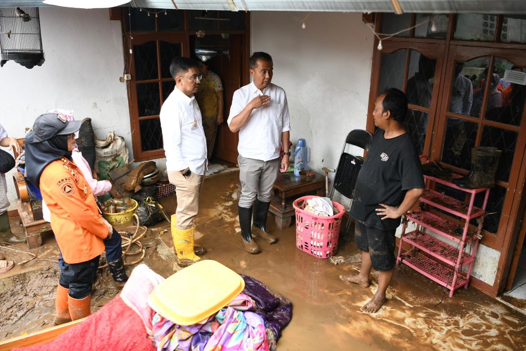 Penjabat Gubernur Jabar Bey Machmudin dan Pjs Bupati Bandung Dikky Achmad Sidik meninjau lokasi banjir di Desa Banjaran Wetan, Kecamatan Banjaran, Kabupaten Bandung, Rabu (6/11/2024)