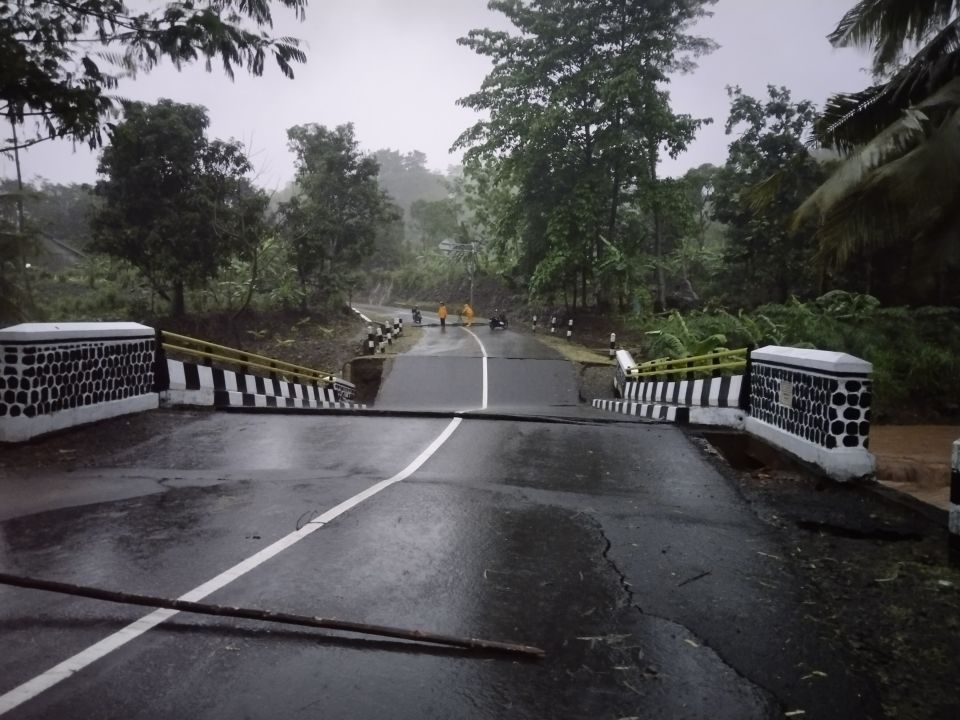 Ruas jalan dan jembatan yang terk3na dampak banjir bandang di Sukabumi. 