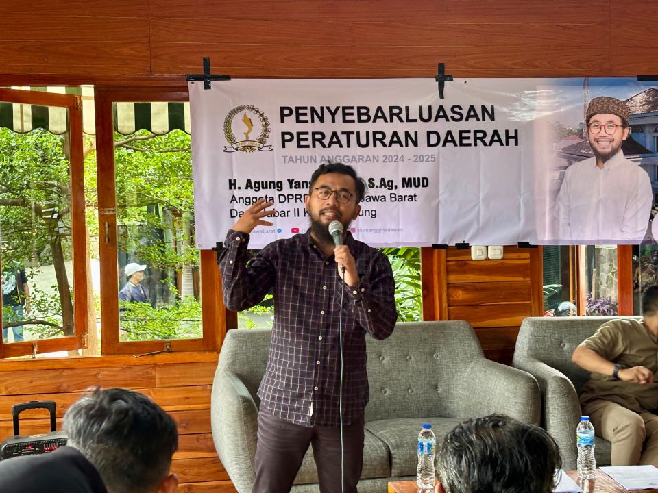 Anggota DPRD Provinsi H. Agung Yansusan, ST.,S.Ag.,MUD saat melaksanakan Penyebarluasan Perda Nomor 5 Tahun 2021 Tentang Perubahan Atas Perda Nomor 13 Tahun 2018 Tentang Penyelenggaraan Ketentraman, Ketertiban Umum dan Perlindungan Masyarakat di Cinunuk, Kecamatan Cileunyi, Kabupaten Bandung, Jum'at (6/12/2024).