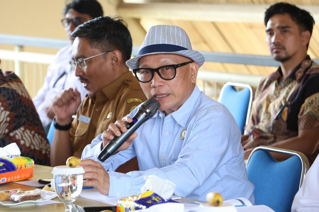 Ketua DPRD Provinsi Jawa Barat, Dr. H. Buky Wibawa, M.Si Didampingi Kepala Dinas SDA Jabar Dikky Achmad Sidik saat meninjau Revitalisasi Situ Ciburuy pada kegiatan Citra Bakti DPRD Provinsi Jawa Barat, Selasa (24/12/2024). 