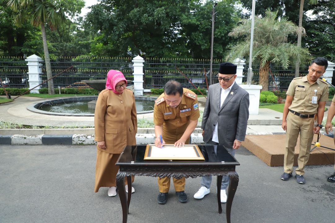 Sekretaris DPRD Provinsi Jawa Barat Barnas Adjidin saat kegiatan penandatanganan pencanangan pembangunan zona integritas menuju Wilayah Bebas dari Korupsi (WBK) dan Wilayah Birokrasi Bersih dan Melayani (WBBM) di Kota Bandung. Senin, (16/12/24). 