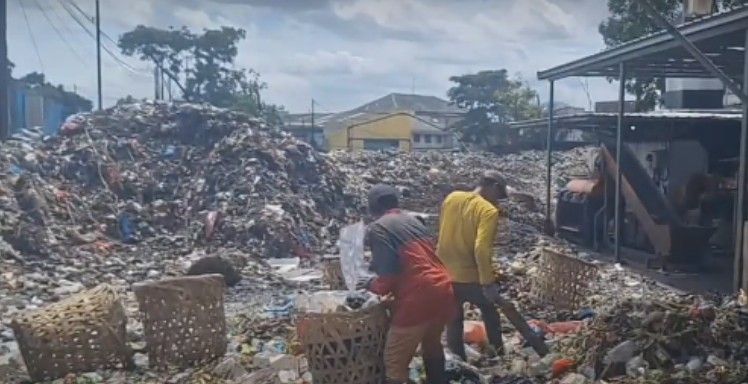 Timbunan sampah di Pasar Caringin yang sempat viral baru-baru ini.