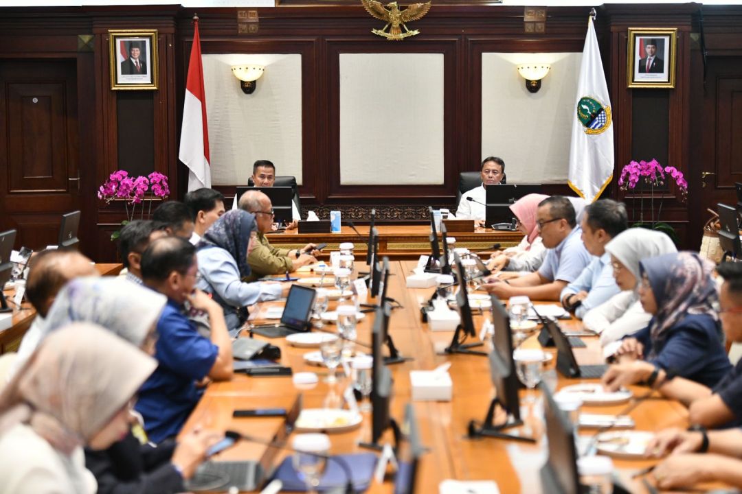 Penjabat Gubernur Jawa Barat, Bey Machmudin melaksanakan Rapim Gubernur di Gedung Sate,  Kota Bandung, Selasa (4/2/2025)