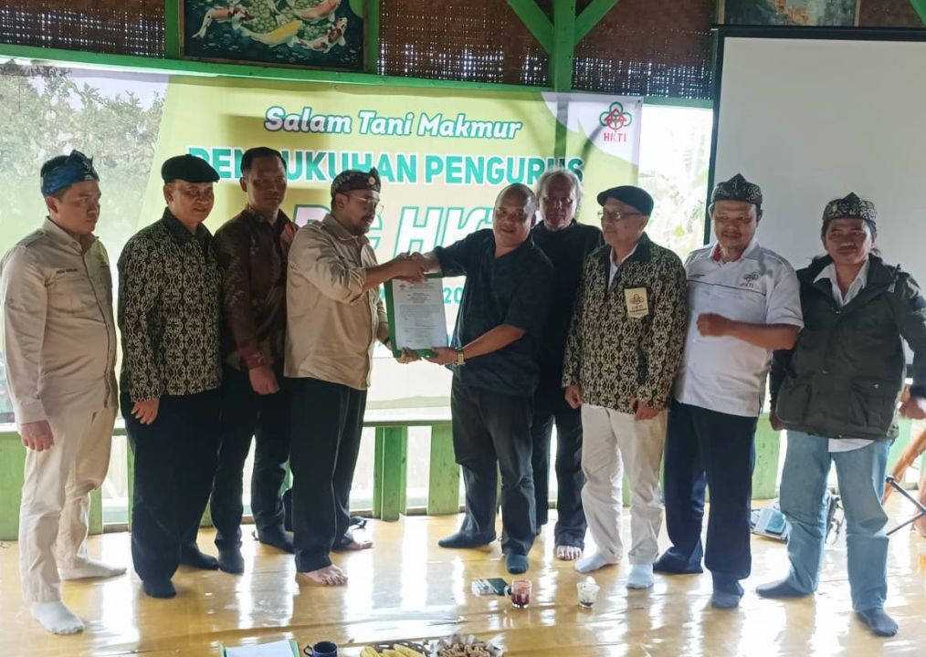 H. Tony Permana, S.H.(berbaju hitam) saat menerima surat pengangkatannya sebagai Ketua Himpunan Kerukunan Tani Indonesia (HKTI) Kabupaten Bandung dari Sekretaris HKTI Jabar Yayat Supriatna di Agrowisata Cinta Tani, Cimaung, pada Kamis, 27 Februari 2025. 