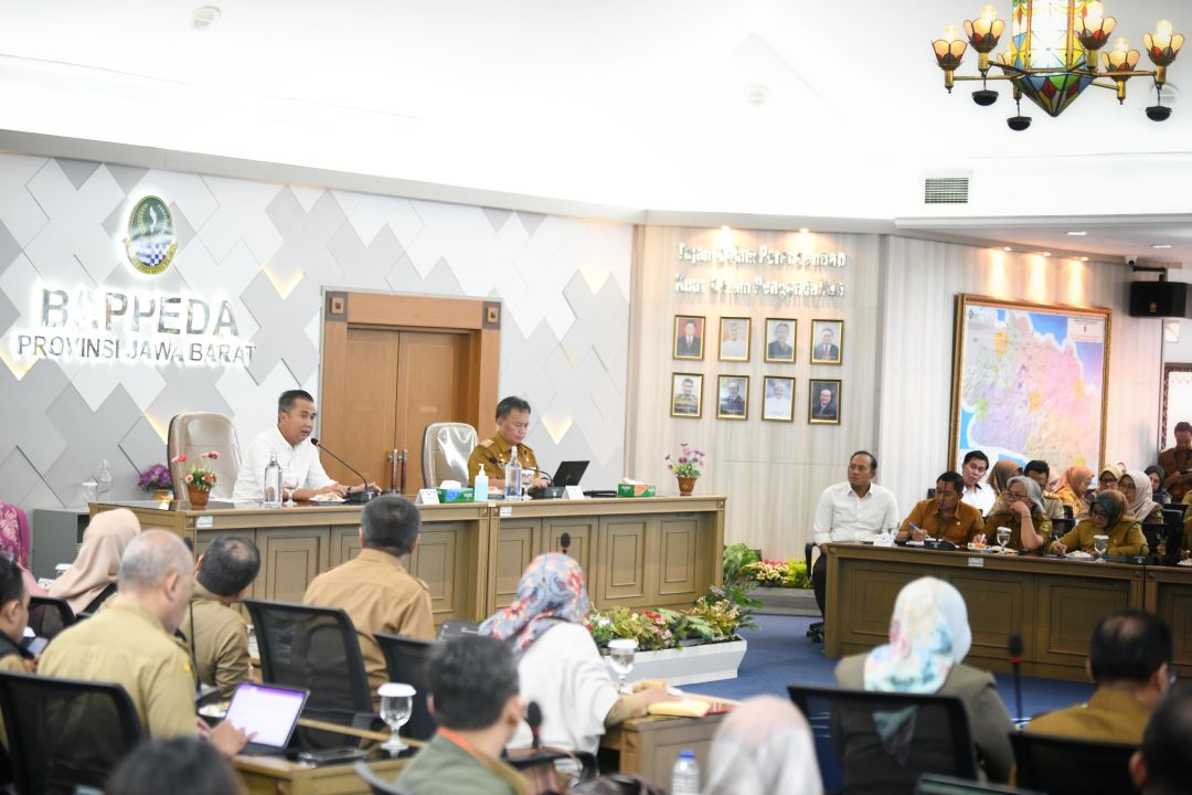 Penjabat Gubernur Jabar Bey Machmudin didampingi Sekda Herman Suryatman memimpin rapat efisiensi anggaran dan tenaga ahli di kantor Bappeda Jabar, Jalan Ir. H. Djuanda, Kota Bandung, Senin (17/2/2025).