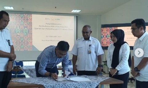 Kepala Dinas SDA Jabar Dikky Achmad Sidik saat menandatangani Berita Acara Serah Terima Alih Kelola kegiatan Operasi dan Pemelirahaan Daerah Irigasi Lakbok Utara.