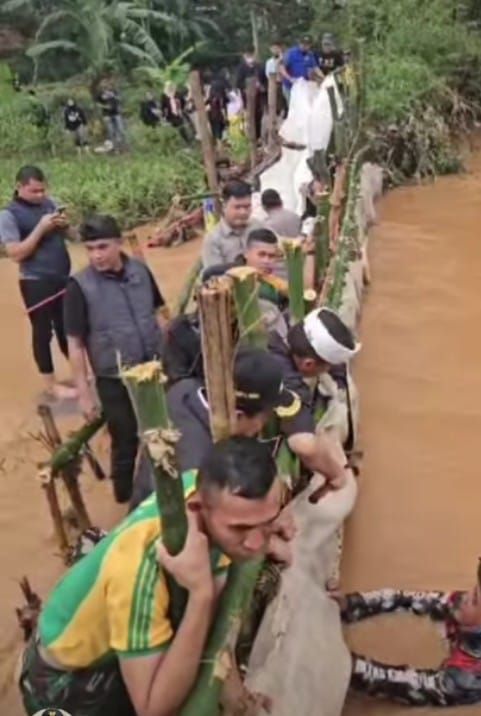 Sekda Jabar Herman Suryatman, meninjau bencana banjir di Wilayah Kecamatan Cimanggung dan aliran Sungai Cimande, Kabupaten Sumedang, Minggu (16/3/2025) 