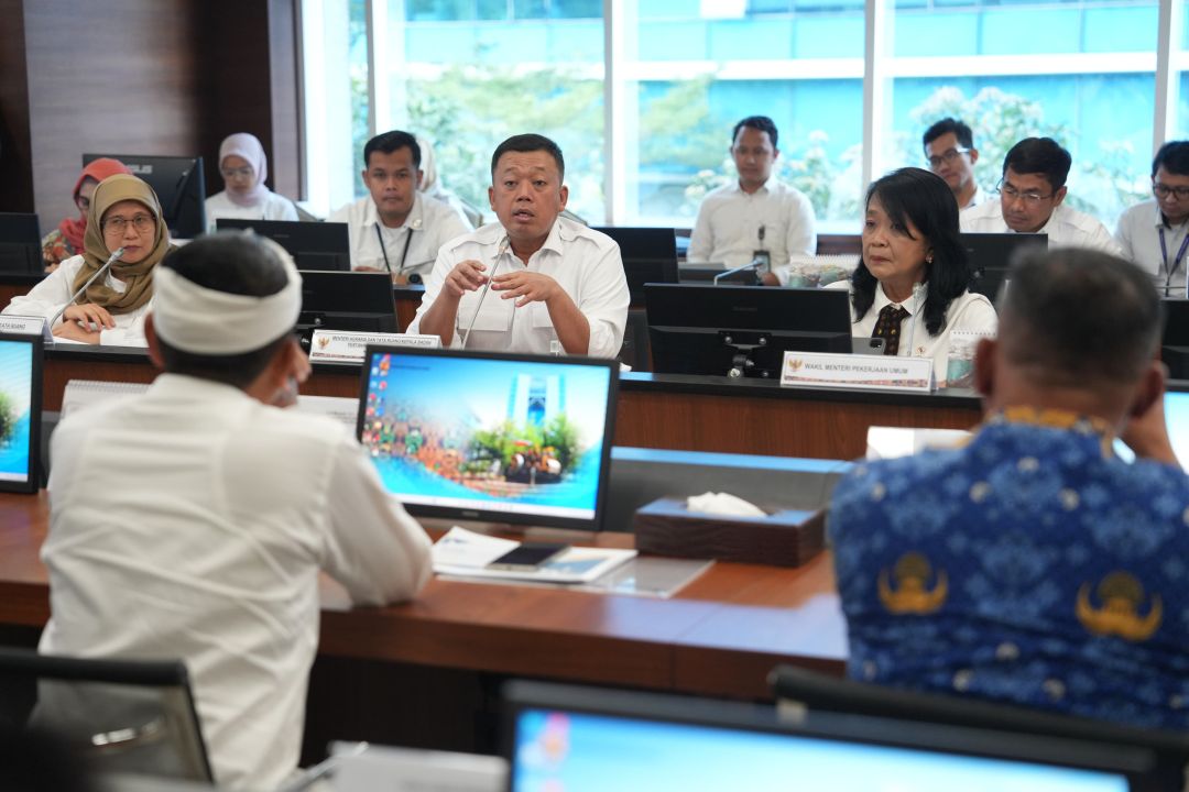 Gubernur Jabar Dedi Mulyadi saat rakor penanganan banjir di wilayah Jabar bersama Menteri ATR/BPN, Wakil Menteri Pekerjaan Umum di kantor Kementerian Pekerjaan Umum, Jakarta, Senin (17/3/2025).