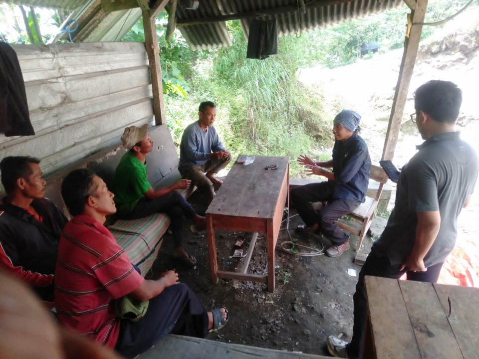 Petugas dari  Dinas ESDM Jabar Cabang Wilayah Cirebon saat menghentikan aktivitas penambangan oeh warga di Desa Padabeunghar Kec Pasawahan di Area Kebun Raya Kuningan, Kamis 1 Mei 2025.