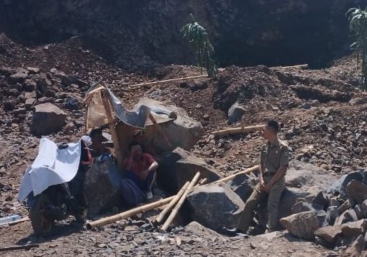 Ket foto.. Petugas dari Cabang Dinas ESDM Jabar Wilayah Cianjur saat monitoring ke lokasi tambang ilegal di Kec. Cilaku Kab Cianjur yang sudah ditutup, Senin 5 Mei 2025.